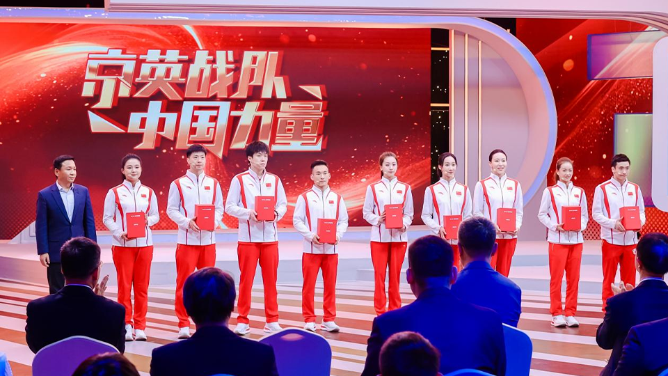 冠軍實(shí)力 品質(zhì)北汽  北汽集團(tuán)14輛享界S9禮贈奧運(yùn)英雄 致敬“新時代中國力量”