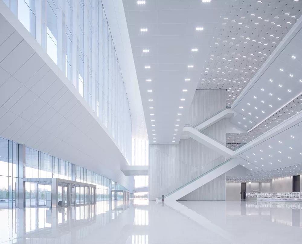 西安純凈幕墻鋁板體系打造室內空間